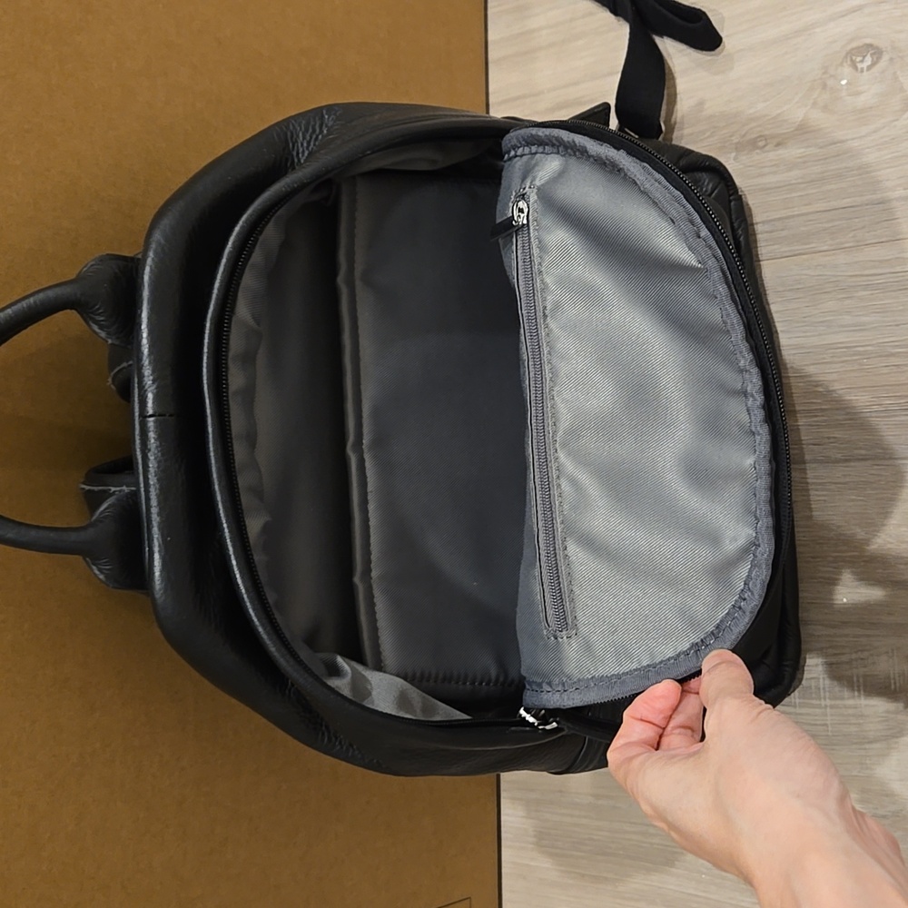 Leather backpack - Picture 3 of 7
